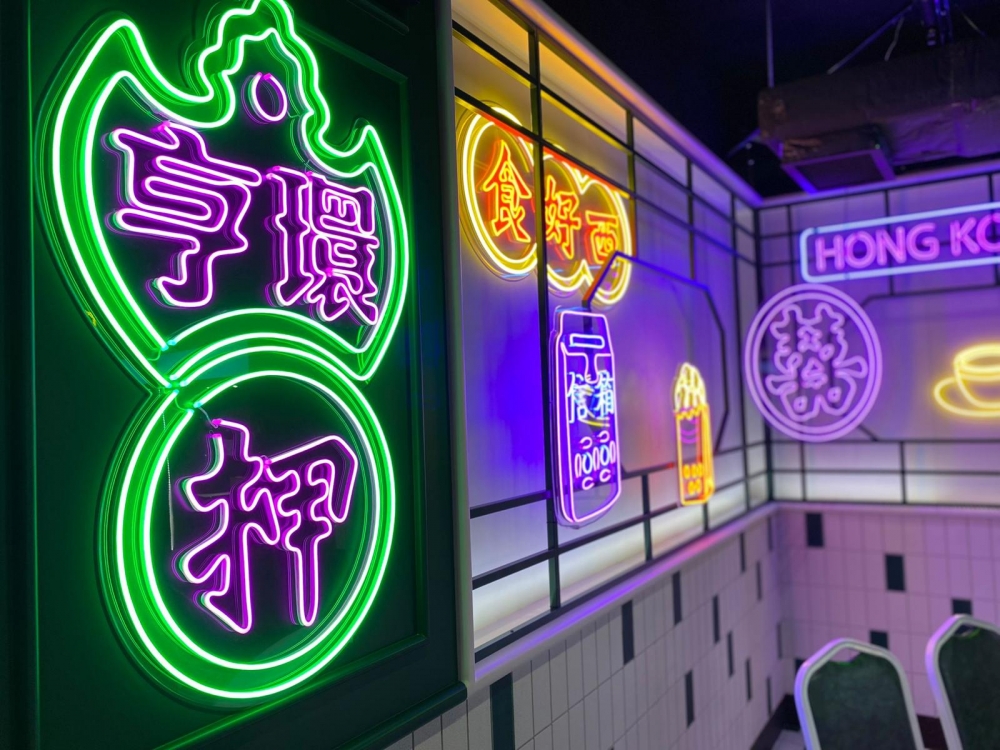 場內更設有市集,集合多間老字號商戶,包括擁有200年歷史的「源吉林」和逾50年歷史的「紹香園」。