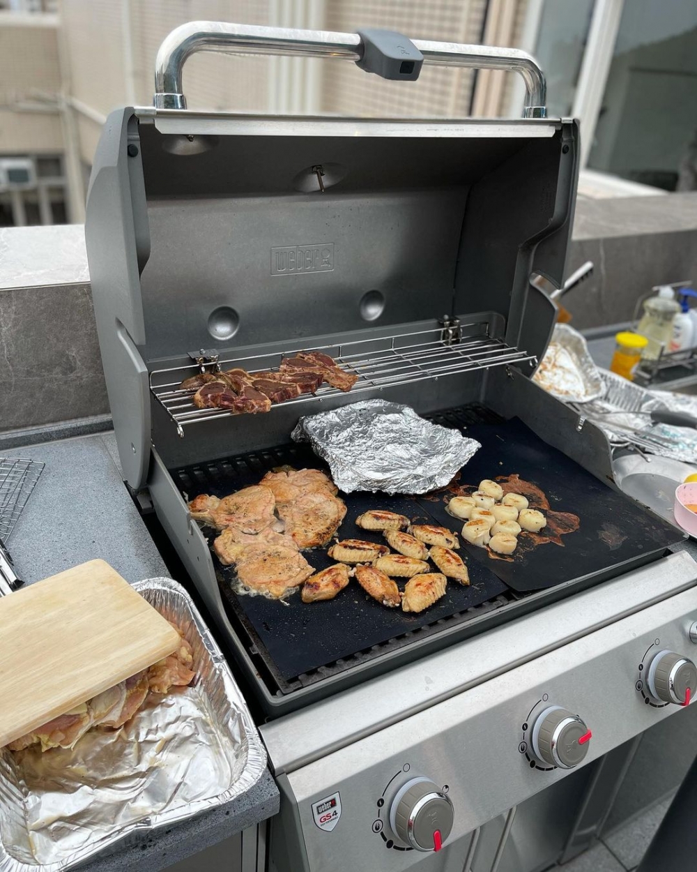 不時喺天台開BBQ party大宴親朋。