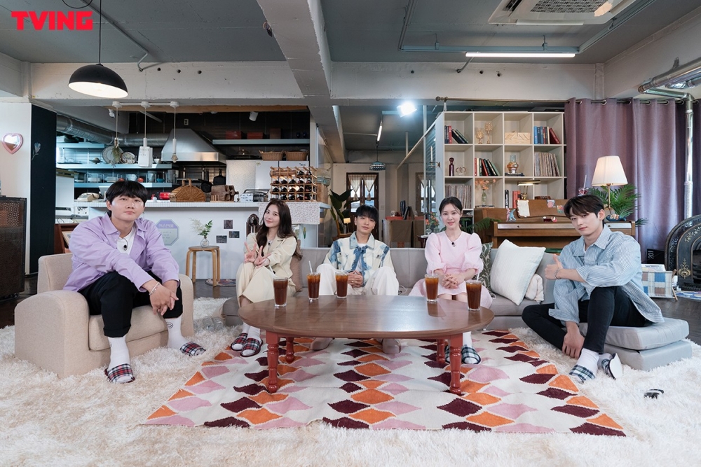 《換乘戀愛》主持陣容有李龍真、Yura、Simon D、金叡園以及特別嘉賓THE BOYZ成員柱延。