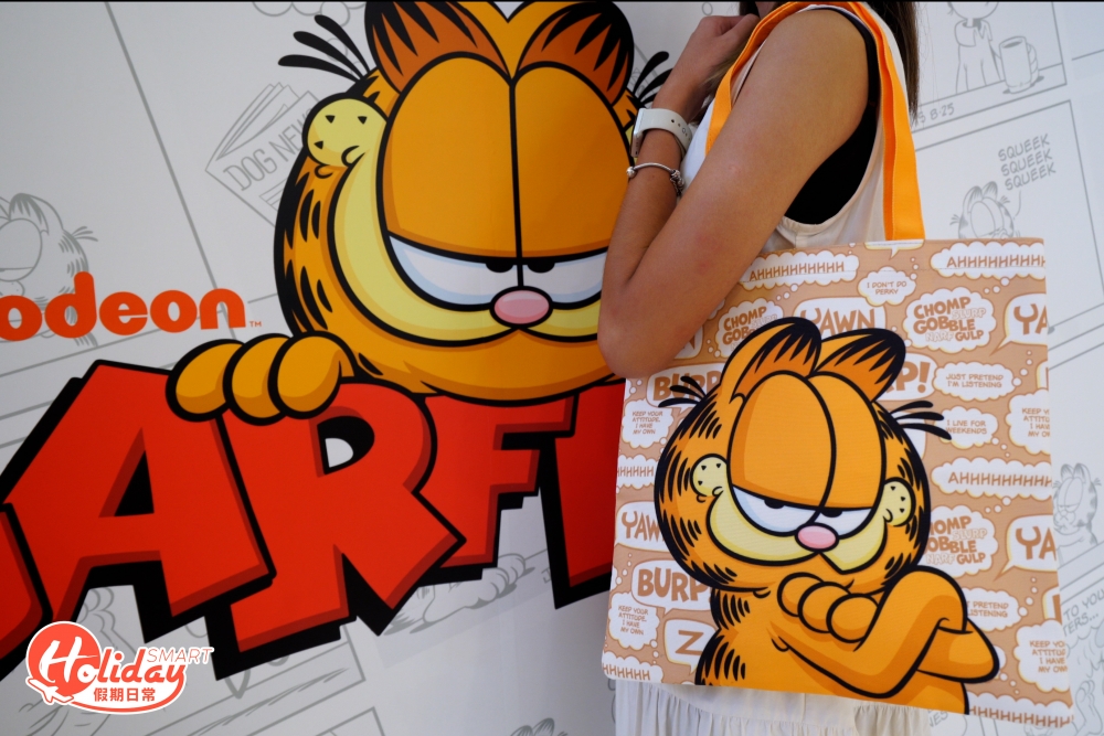 購買月餅禮盒更可加錢換購加菲貓購物袋和紙燈籠，送禮自用一流！