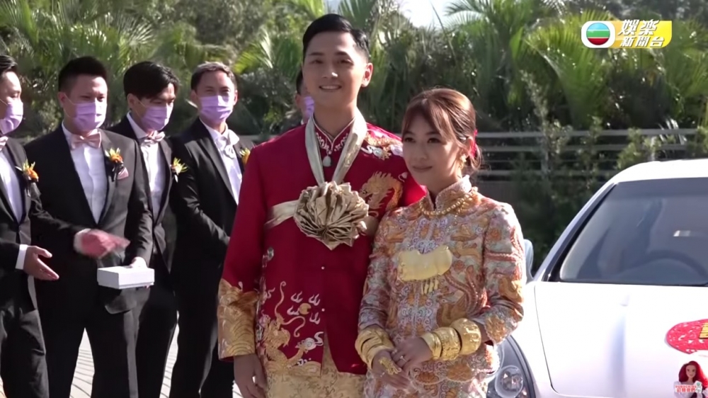 鄭俊弘同何雁詩宣佈結婚後更以「夫妻檔」身份出演節目