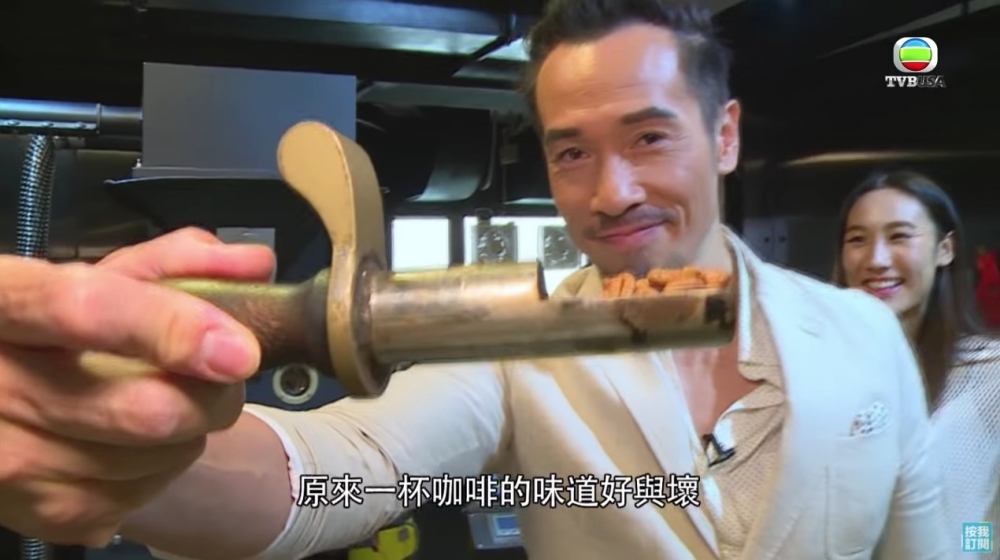 熱愛咖啡嘅陳豪更開設咖啡店,不時會親身落舖招呼客人