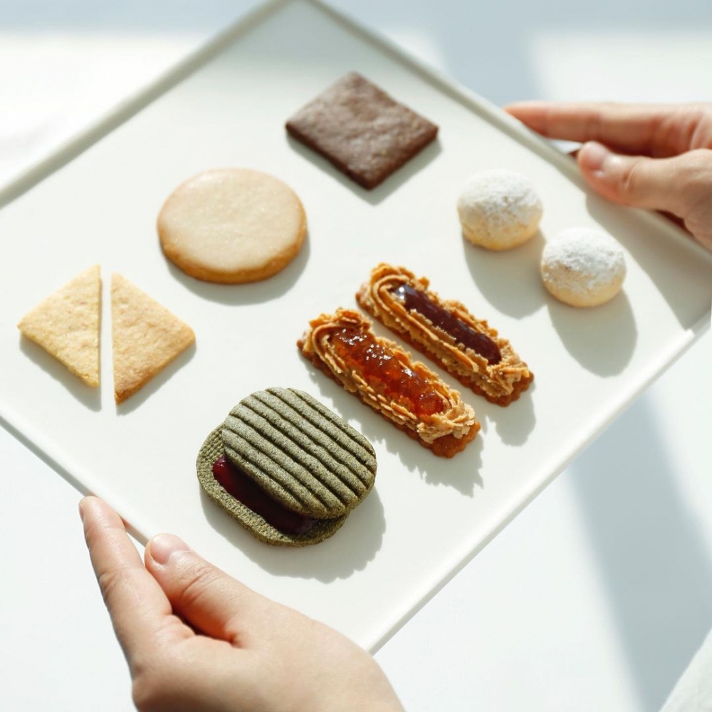 moono全素曲奇共有6種口味，包括味噌芝麻、宇治抹茶、豆乳雪球、粟米、花生焦糖及紫蘇曲奇配紅莓醬。