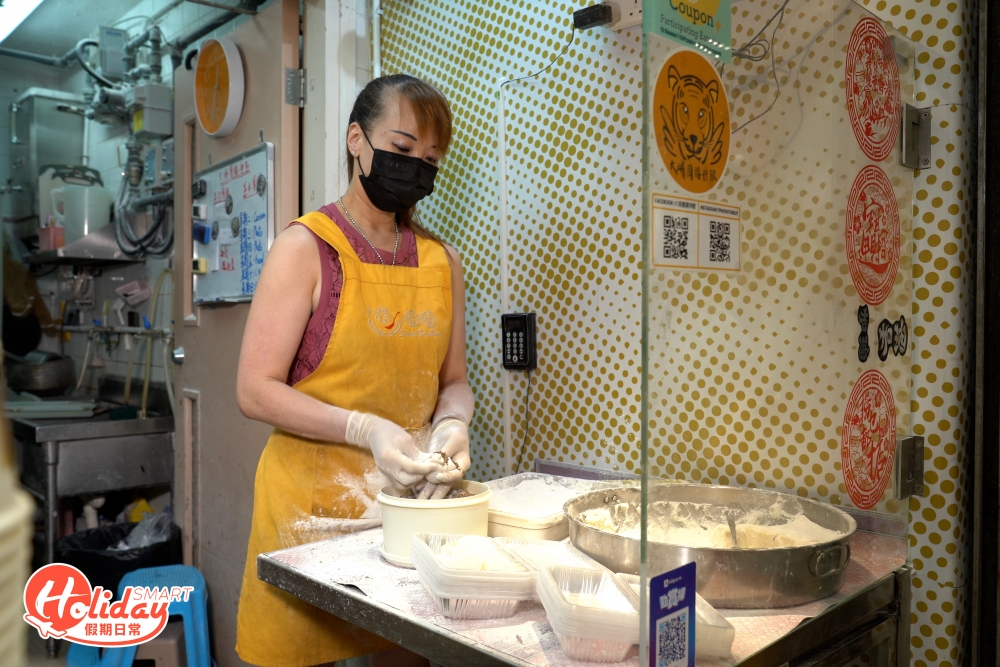 小店堅持每天即場人手包製,用心包好每一粒糍粑。