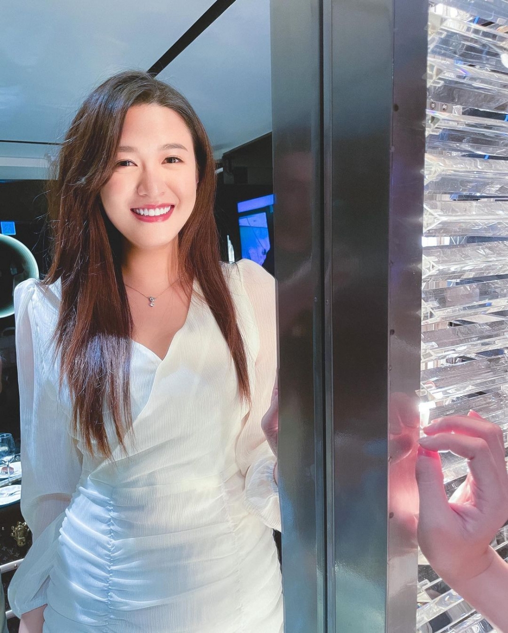 由之前甜美女生大變身走中性路線,江嘉敏似乎都好唔習慣,佢post出長髮舊照