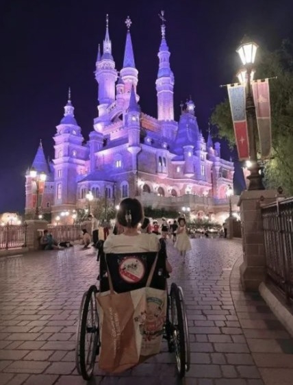 內地少女大讚租借輪椅可以擺放隨身物品!