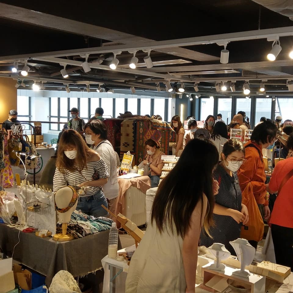 當然不少得市集,今年市集有超過90個本土文創品擺檔,售賣首飾、手工蠟燭和中秋節產品,包括手作燈籠和月餅等。