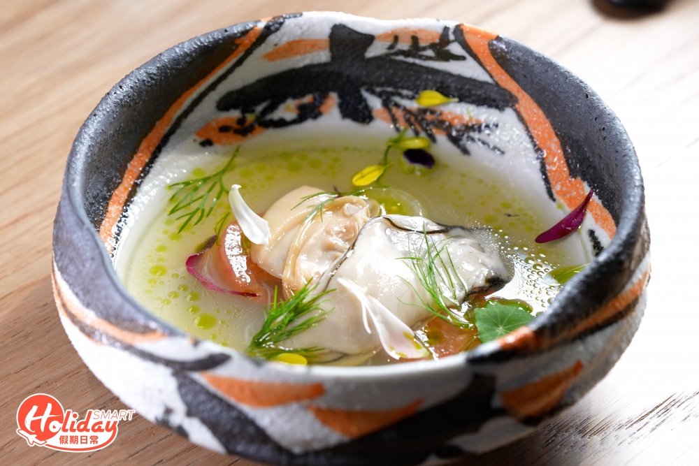 日本生蠔白鳥貝蕃茄凍湯,湯底加入sake再加以熬煮,湯頭飲落細膩
