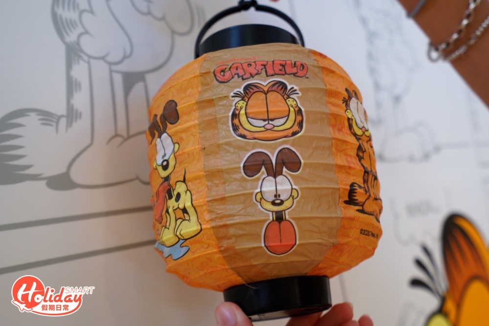  燈籠上印有加菲貓和狗狗阿的，非常搶眼。