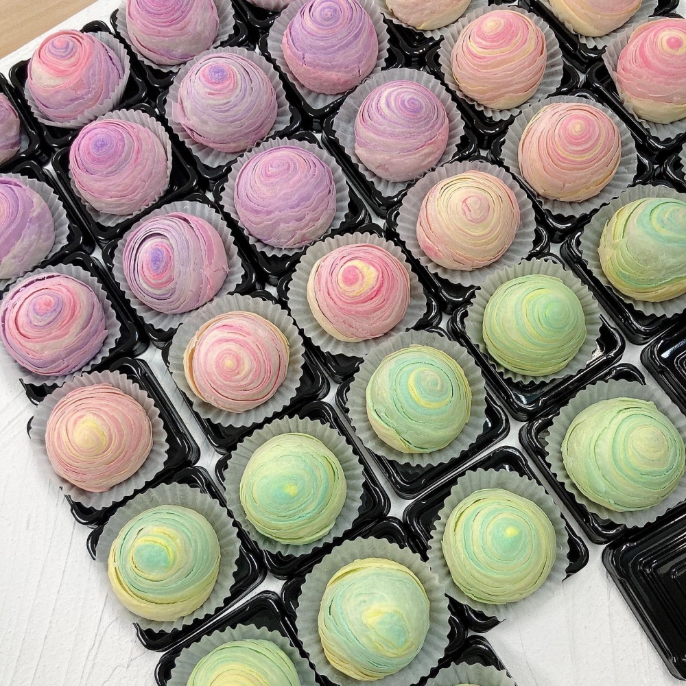 大頭芋的四色芋頭酥：芋頭餡、話梅餡、蛋黃餡及麻薯餡（$95/4件）