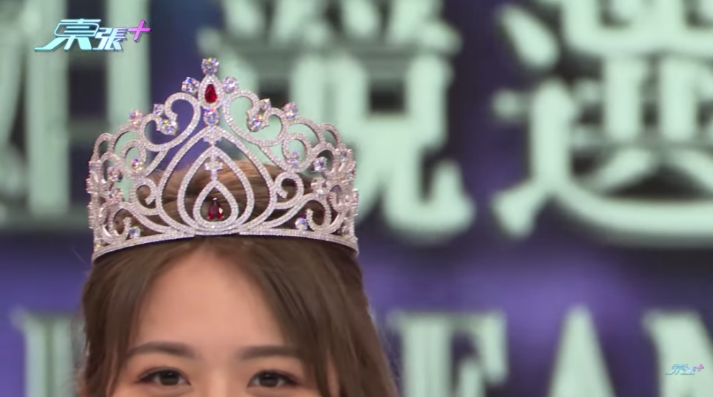 成個后冠用咗過萬粒鑽石同兩粒6卡半以上嘅紅寶石製成