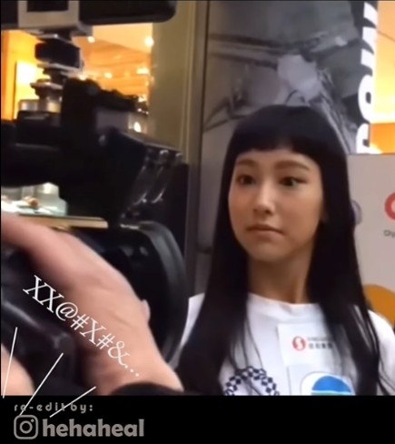 炎明熹在一個公開場合面對傳媒時表現生硬。