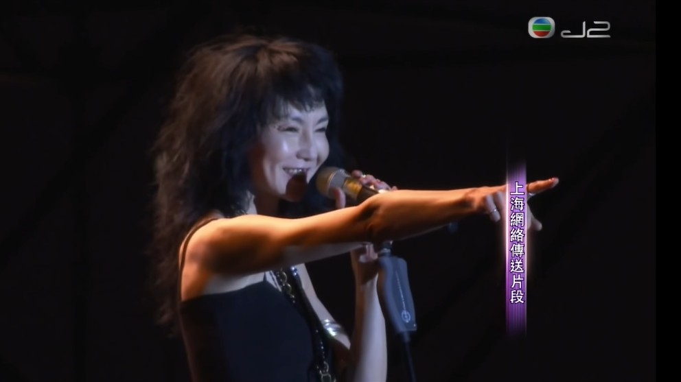 張曼玉在草莓音樂節唱甜蜜蜜走音曾經喺網絡熱話。