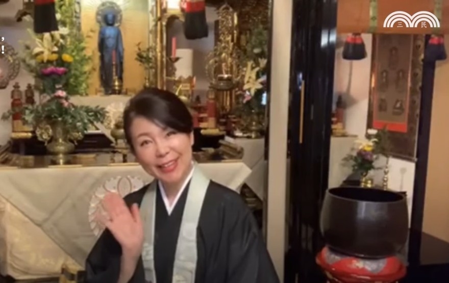 英月成為僧侶,躲避父母迫婚?!
