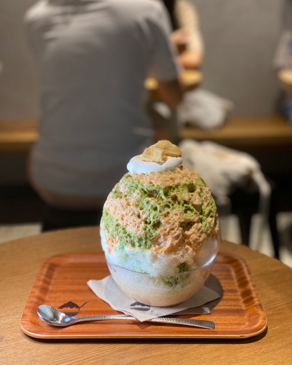 超巨大的刨冰黃綠色縱橫交錯,頂部放上蕨餅作點綴,賣相相當吸引!