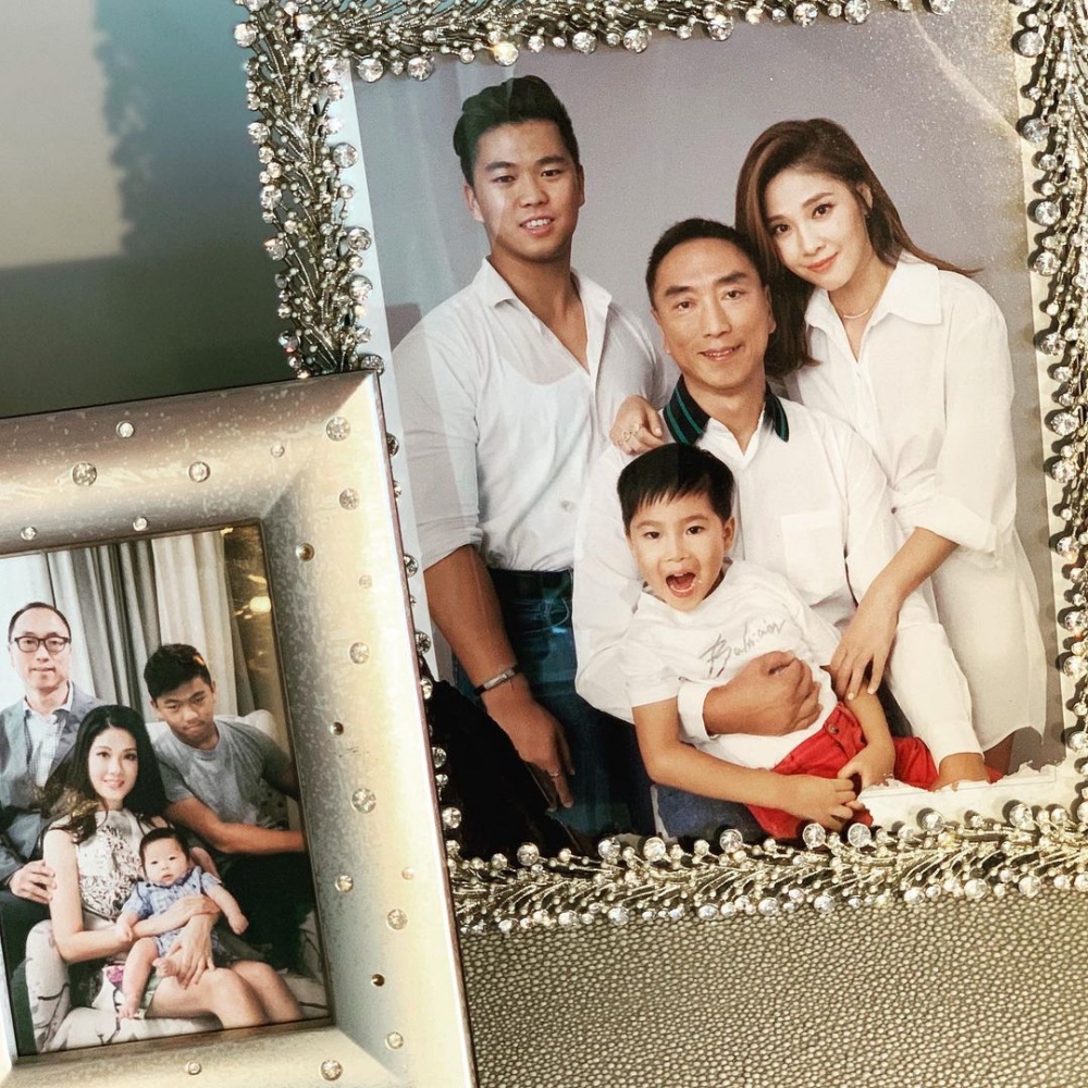 翁嘉穗同富商鄔友正結婚,一家四口十分幸福!