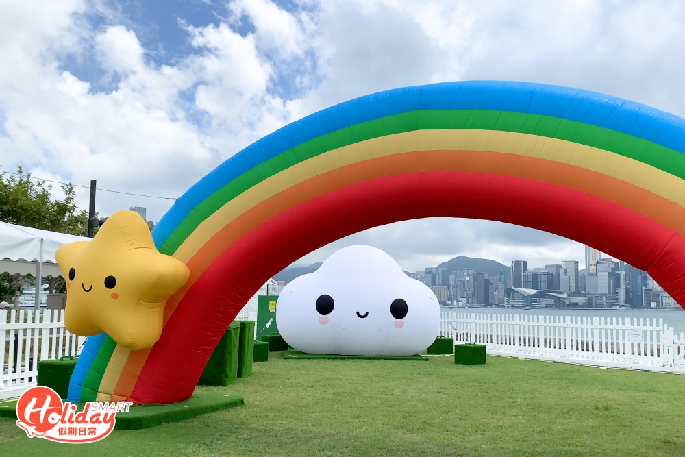 另一個必影打卡位就是經典角色Rainbow,足足闊9米,比小巴車身還要長,色彩繽紛的彩虹配上藍天白雲背景格外搶眼。