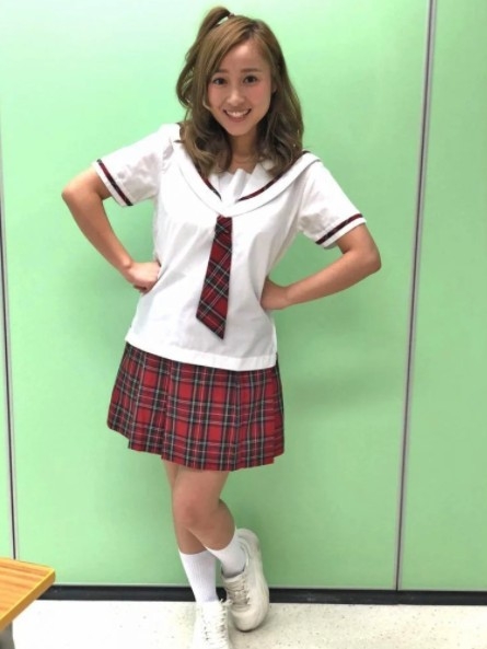 黃美棋大擺青春無敵嘅pose!