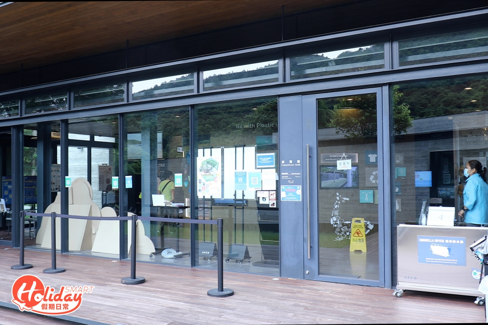 中心內有一間以玻璃建構的展館,裏面展示了海岸保護區的資料。