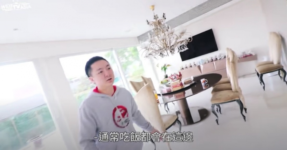 台灣Youtuber聖結石就曾經參觀鍾培生嘅豪宅!