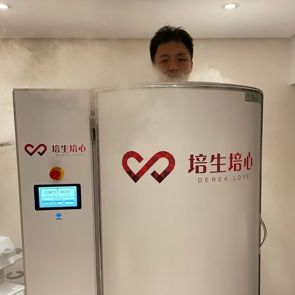 鍾培生購入價值港幣$30萬嘅冷凍艙。