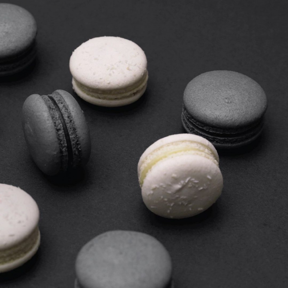 moono日本特濃黑芝麻與日本柚子配海鹽馬卡龍。