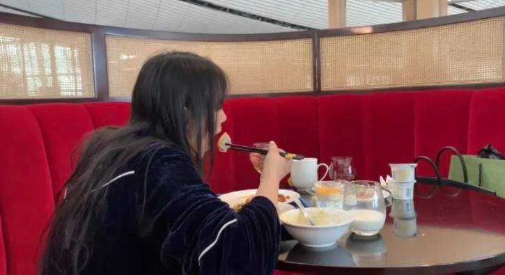 鄒雅琦到機場休息室吃免費自助餐。