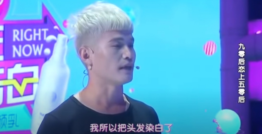 柱子將頭髮染成白色,希望可以令自己外型上同女友更加合襯!