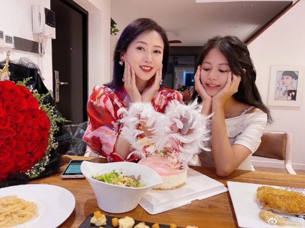 翁虹同女兒劉蒔開心同羽毛蛋糕合照。