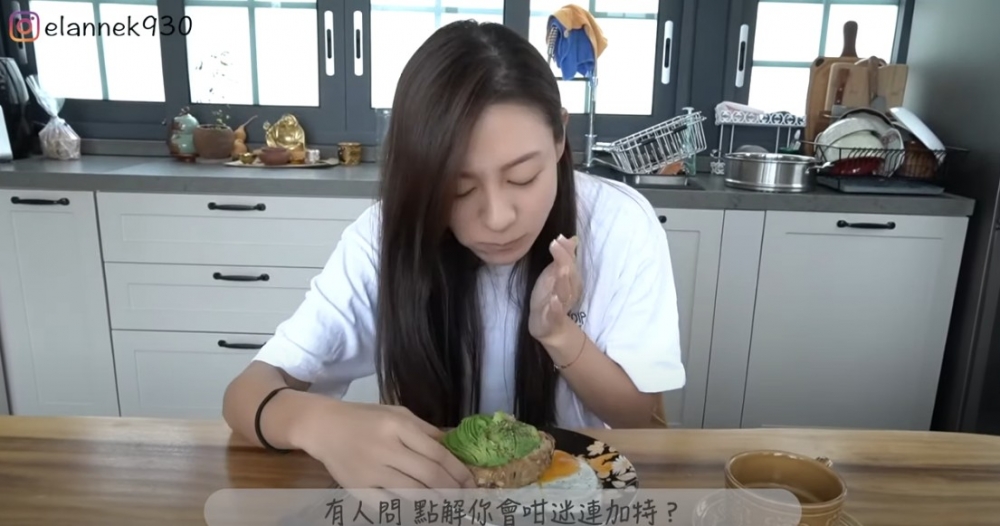江若琳於廚房內放置咗木桌等佢哋可以即時享用美食!