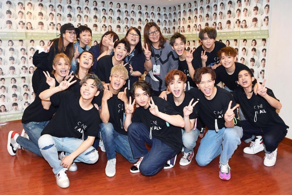 ViuTV監製花姐成為MIRROR出道後嘅經理人，12位成員同花姐感情深厚。