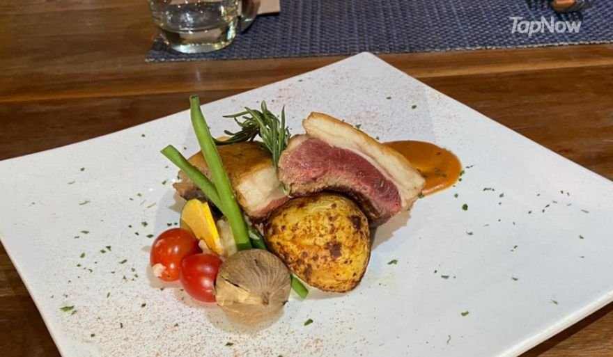 紐西蘭烤羊西冷配香草醬