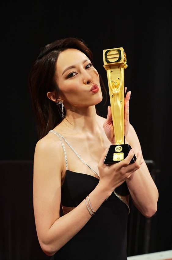 張曦雯2019年《萬千星輝頒獎典禮》獲得「飛躍進步女藝員」獎