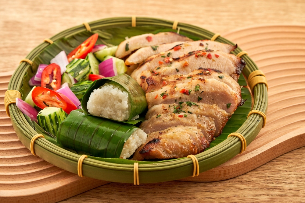 「泰·尋味之旅」自助餐:燒豬頸肉配糯米飯。