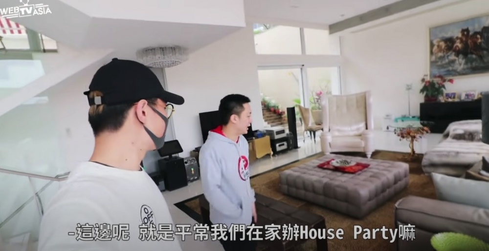 鍾培生豪宅內嘅客廳飯廳都十分大!