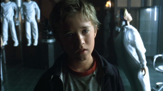 史提芬史匹堡製作嘅電影《A.I.》講述一名懂愛人嘅智能機械人小孩故事。