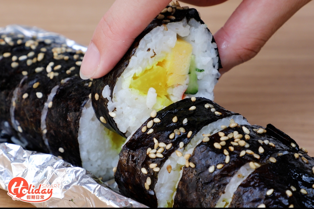 有韓式炸雞，又怎少得紫菜包飯，店舖每日自家製作，裏面有蟹柳、黃瓜、青瓜和雞蛋。