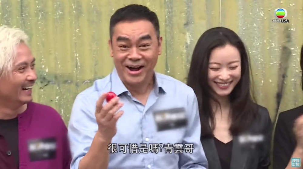 採訪劉德華、劉青雲主演嘅《拆彈專家》同樣都blur咗印有電影名嘅貼紙