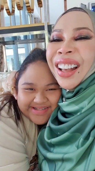 女富豪Hasmiza嘅女兒Cik B就表示反對媽媽同Ahmad結婚