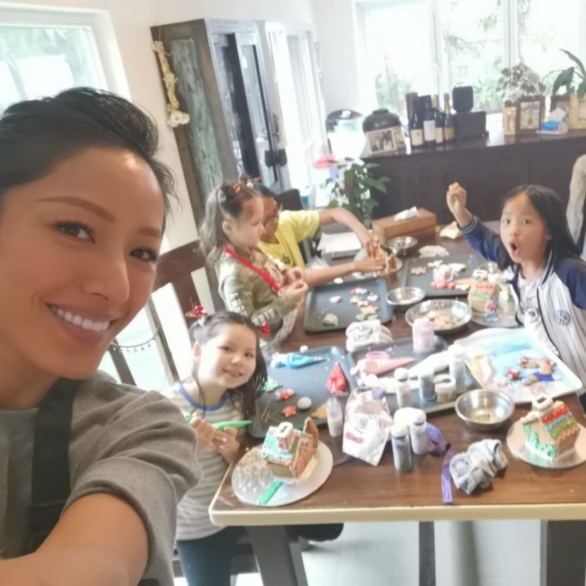 8人餐桌後仲有好多空間擺櫃枱。