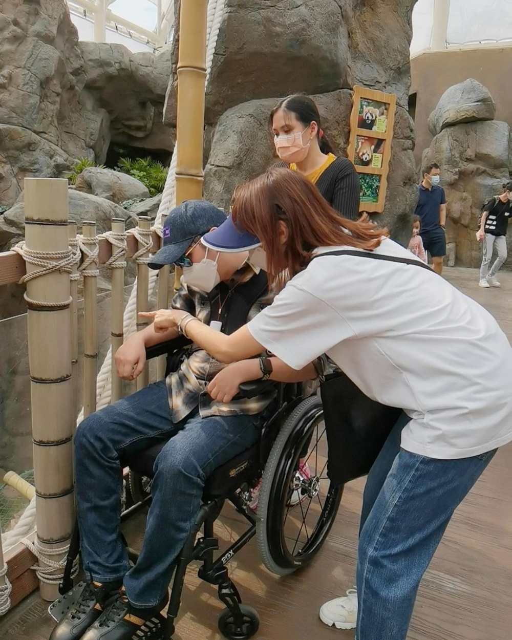 黎姿非常疼愛弟弟,今年仲帶弟弟去海洋公園玩!