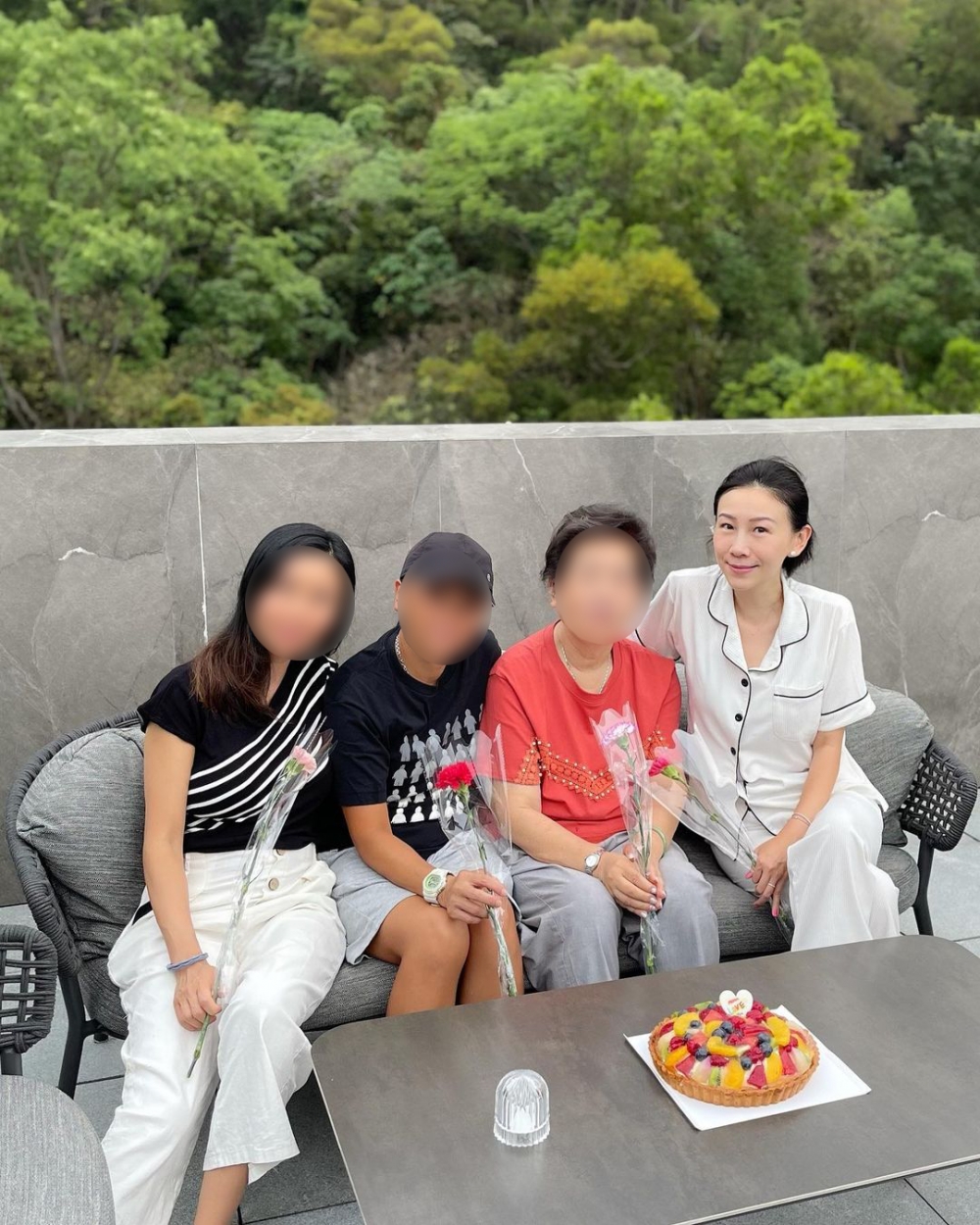 天台可見一片綠油油山景,地方寬敞,區文詩喺天台放咗梳化、餐枱等