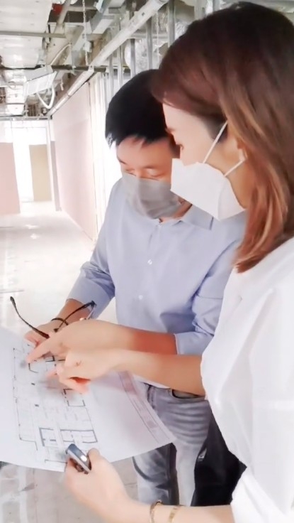 黎姿對美容事業非常上心,親自去裝修緊嘅店舖視察環境!