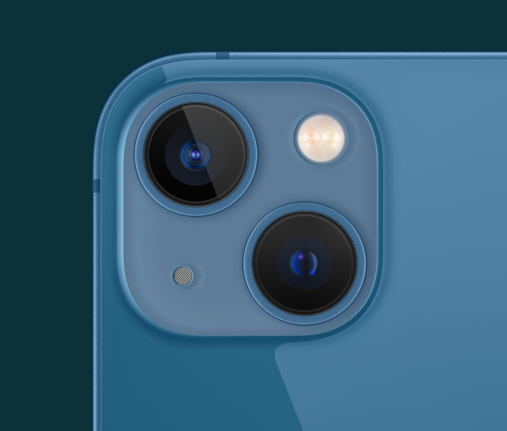 iPhone 13/13 mini維持雙鏡頭設計,但由上代直向排列改為斜向排列。