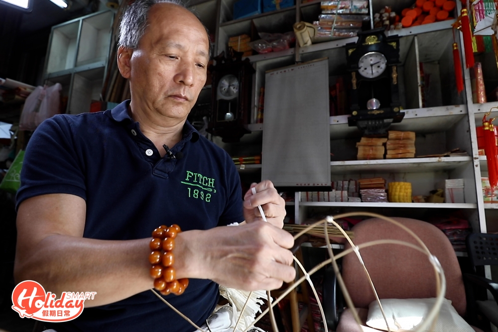 梁師傅從事IT行業超過40年,退休後,梁師傅決定子承父業,希望將「由小做到大」的紮作行業、其父親的心血保留下來。