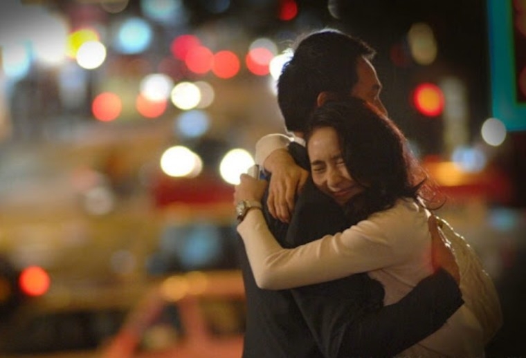 事主與女友離別前緊緊相擁。