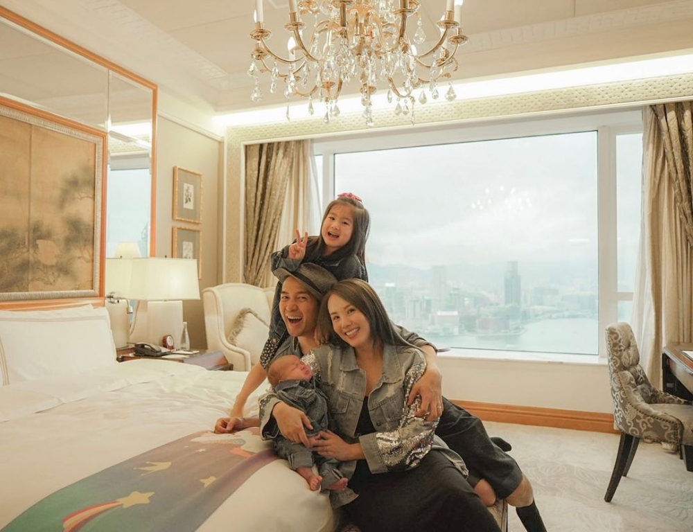 兩人經常上載家庭照，感情真係十分好～