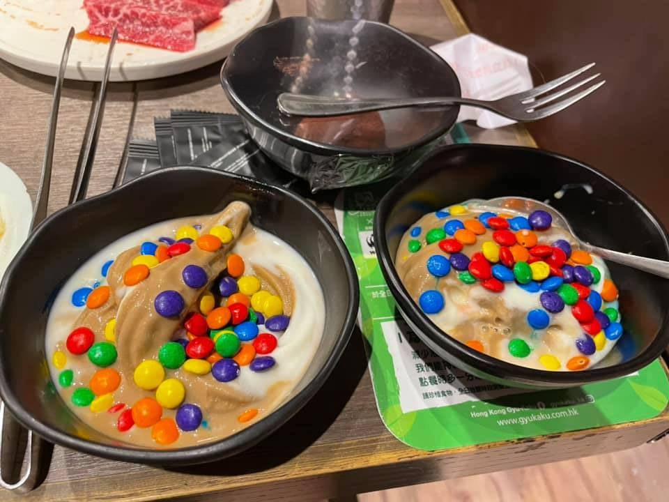 根據閉路電視,客人喺燒肉同時去攞雪糕,拎到返張枱之後又唔食擺喺個火爐邊幾分鐘,熔晒都好正常