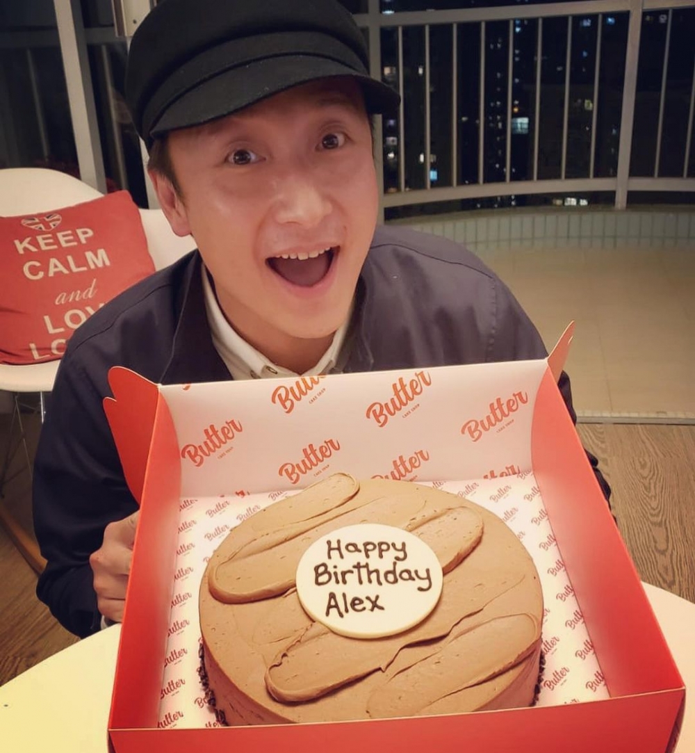 入行超過20年嘅方力申有收藏名畫嘅愛好，又曾購入數千萬豪宅，保守估計身家過億