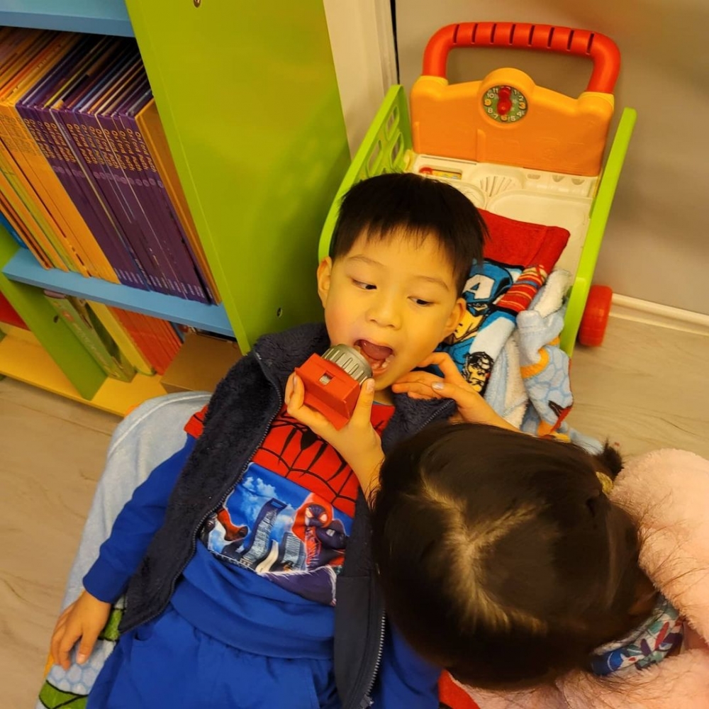 佢哋嘅客廳佈滿小朋友嘅玩具同圖書,感覺十分溫馨!